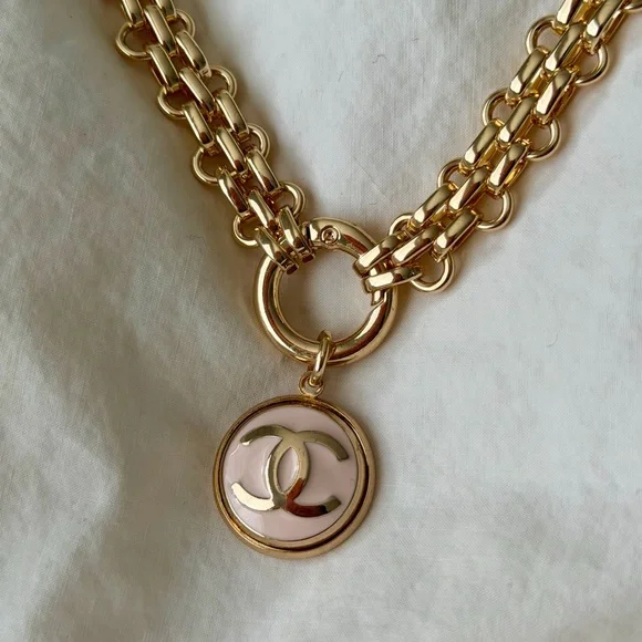 Pink Chanel pendant necklace - Picture 2 of 13